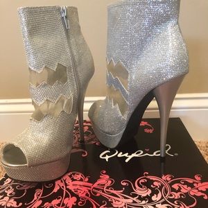 Super cute silver booties!